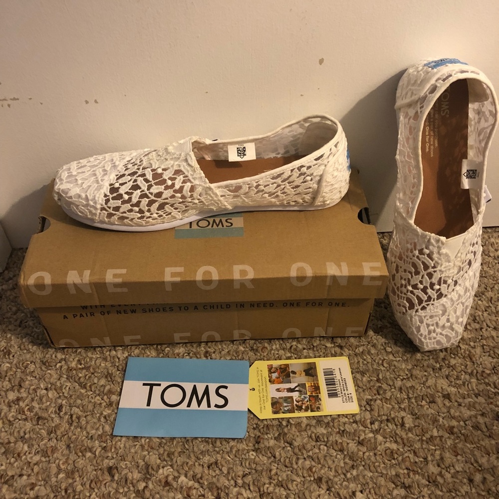 TOMs size 9 white lace shoes